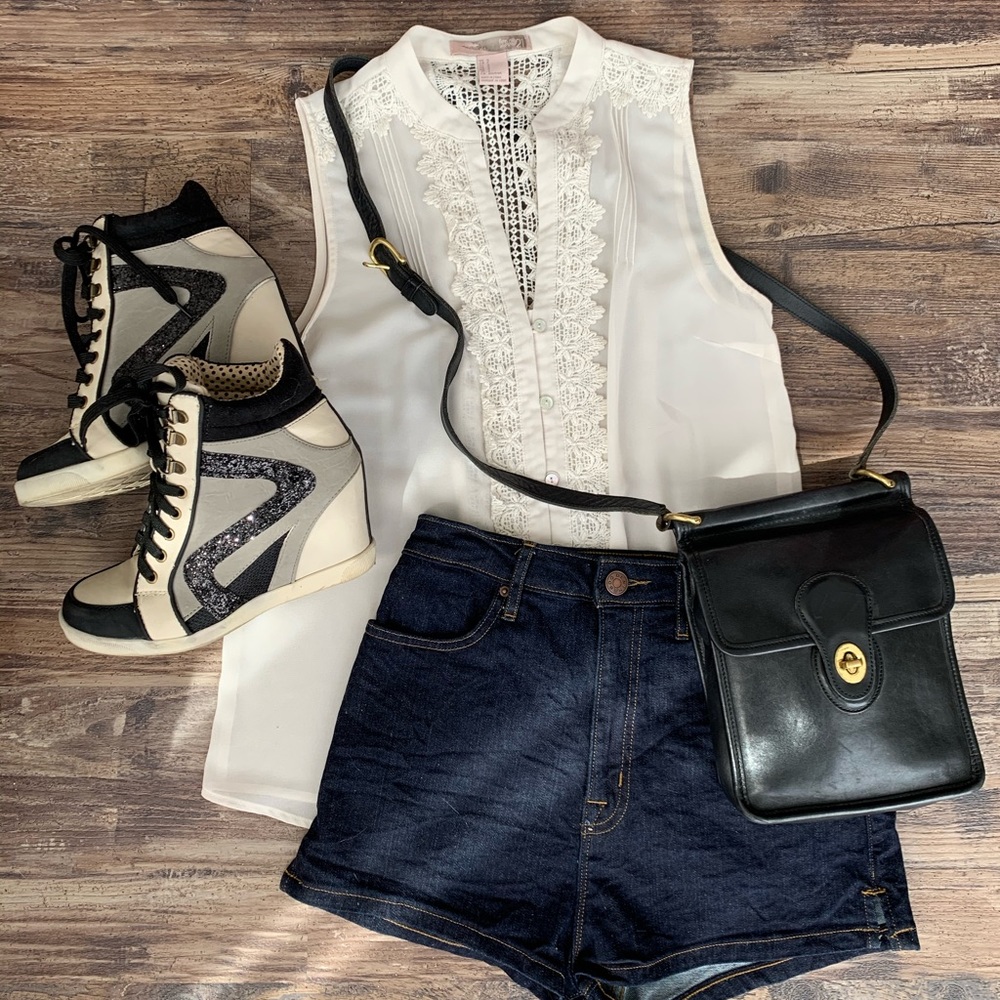 ♥️ Off-white Sleeveless Blouse